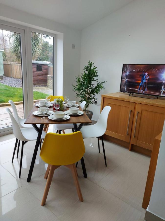 Central Ashford Stay - Contractors & Families Welcome - Free Parking Ashford (Kent) Exterior foto