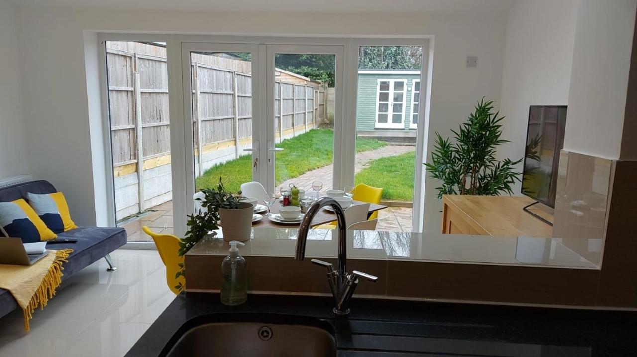 Central Ashford Stay - Contractors & Families Welcome - Free Parking Ashford (Kent) Exterior foto