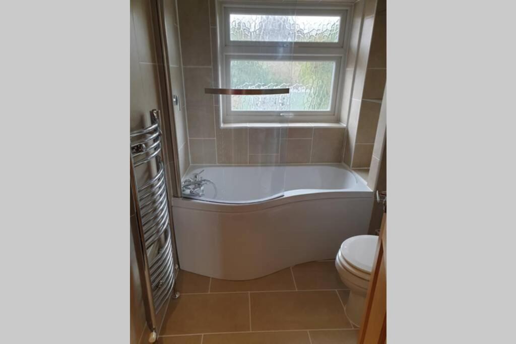 Central Ashford Stay - Contractors & Families Welcome - Free Parking Ashford (Kent) Exterior foto