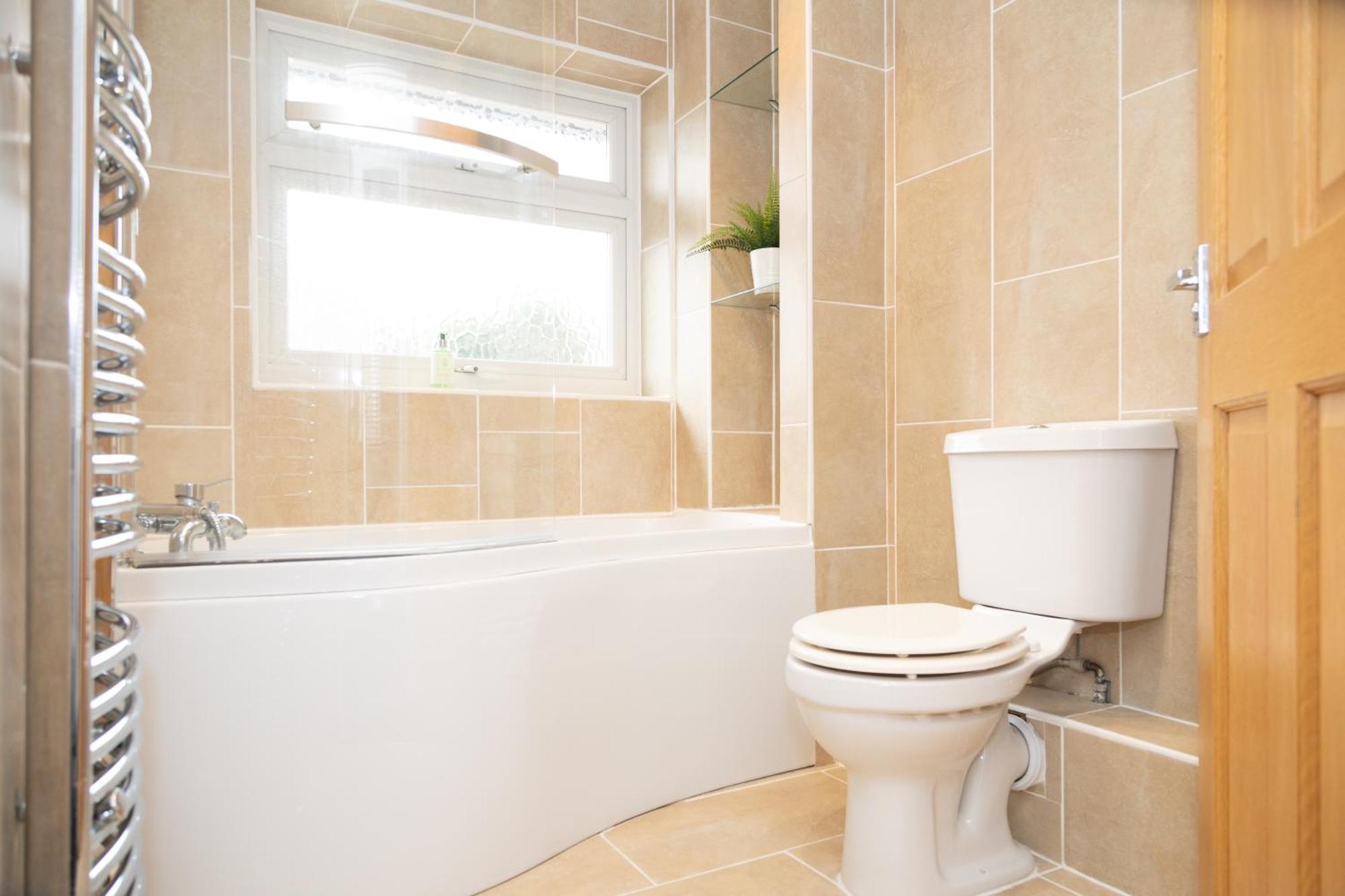 Central Ashford Stay - Contractors & Families Welcome - Free Parking Ashford (Kent) Exterior foto